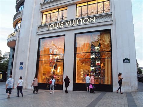 Louis Vuitton Paris .